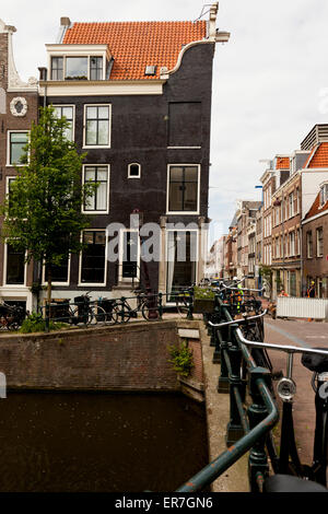Casa Tradizionale a fianco di un canale di Amsterdam Foto Stock
