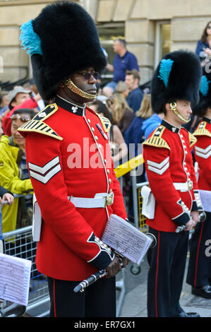 Membri della Regina della Guardia banda in divisa rossa tenendo i loro strumenti musicali e note, Londra, Inghilterra, Regno Unito. Foto Stock