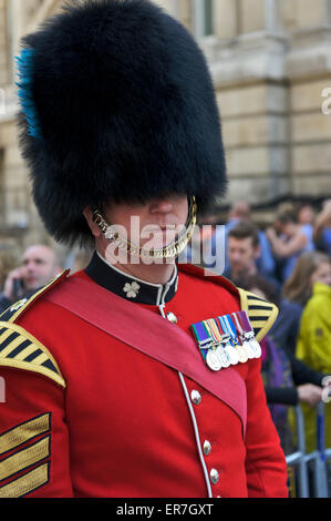 Una Regina della Guardia che indossa il coraggio di medaglie per il suo colore rosso uniforme, Londra, Inghilterra, Regno Unito. Foto Stock