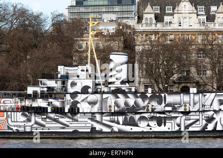 HMS Presidente coperto in WWI dazzle camouflage sul Fiume Tamigi, Londra, Inghilterra, Regno Unito. Foto Stock