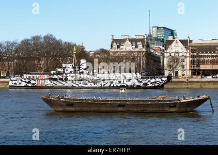 HMS Presidente coperto in WWI dazzle camouflage sul Fiume Tamigi, Londra, Inghilterra, Regno Unito. Foto Stock