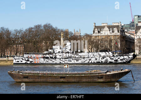 HMS Presidente coperto in WWI dazzle camouflage sul Fiume Tamigi, Londra, Inghilterra, Regno Unito. Foto Stock