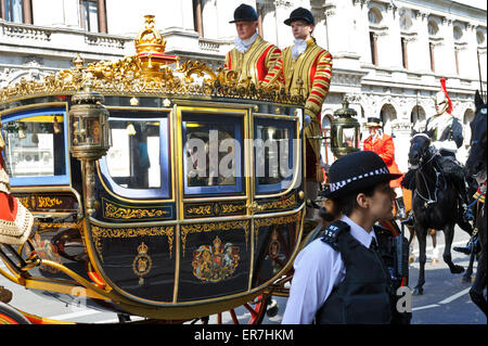 Il principe Carlo e Camilla Duchessa di Cornovaglia che viaggiano nella Royal carrozza durante l'apertura del Parlamento, UK. Foto Stock