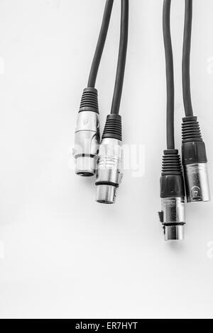 Cavi XLR e i dettagli delle connessioni. Sfondo di poster. Foto Stock