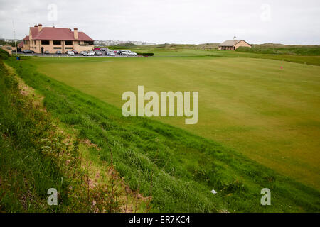 Royal Portrush Golf Club pratica verde e clubhouse Irlanda del Nord Foto Stock