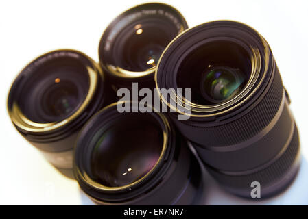 Ancora vita colpo di gruppo di lenti fotografiche isolato su sfondo bianco con retroilluminazione a caldo e flare. Elevato angolo di visione Foto Stock