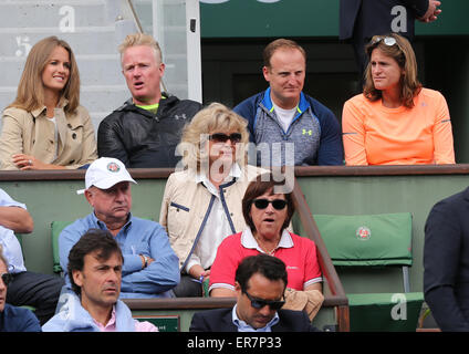 Parigi, Francia. 28 Maggio, 2015. Andy Murray's moglie Kim Murray (1L, al di sopra della riga) e il suo allenatore Amelie Mauresmo (1R al di sopra della riga) sono visibili durante il Uomini Singoli Secondo turno match tra Andy Murray della Gran Bretagna e Joao Sousa del Portogallo a 2015 Open di Francia di tennis del torneo al Roland Garros di Parigi in Francia il 28 maggio 2015. Andy Murray ha vinto 3-1. Credito: Han Yan/Xinhua/Alamy Live News Foto Stock