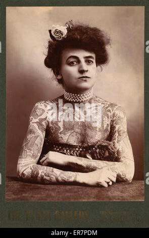 Ritratto di una donna che mostra immagini tatuate o dipinte su di lui Foto Stock
