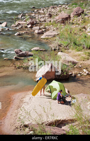 Gli escursionisti setup camp su una spiaggia lungo il Fiume Colorado nel Grand Canyon al di fuori di Fredonia, Arizona a novembre 2011. Foto Stock