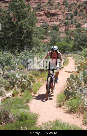 La donna corse il sommergibile Rock Loop nel sud a Sedona, in Arizona. Foto Stock