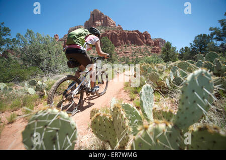 La donna corse il sommergibile Rock Loop nel sud a Sedona, in Arizona. Foto Stock