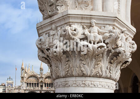 Ducal Palazzo Ducale Venezia dettaglio di una capitale. Una delle capitali della galleria inferiore del famoso palazzo gotico Foto Stock