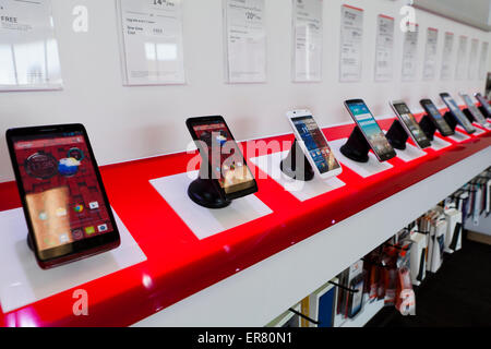 Tamponi mobili e telefoni su display a Verizon store - USA Foto Stock