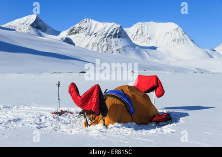 Sacchi a pelo di essiccazione al sole in un inverno campeggio in Lapponia, Svezia. Foto Stock