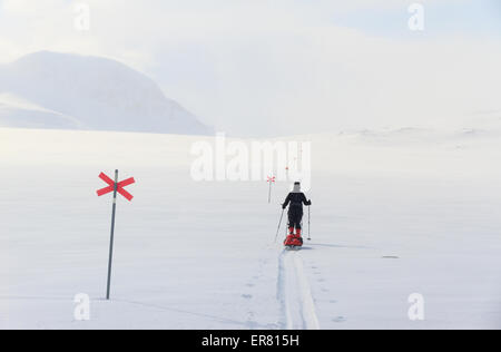 Sciatore su un sentiero segnato nella neve, la Lapponia. Foto Stock