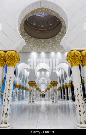 Nella famosa Sheikh Zayed Grande Moschea, EMIRATI ARABI UNITI Foto Stock