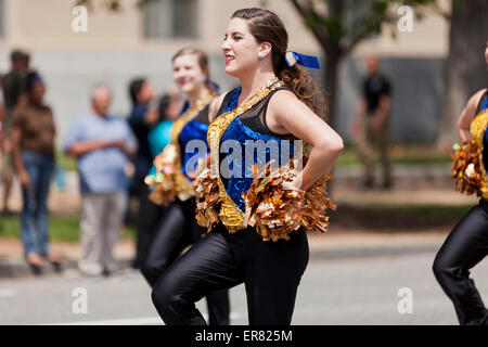 Giovani caucasici high school cheerleaders in parata - USA Foto Stock