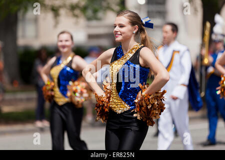 Giovani caucasici high school cheerleaders in parata - USA Foto Stock