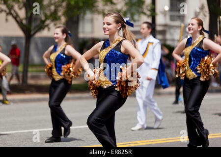 Giovani caucasici high school cheerleaders in parata - USA Foto Stock