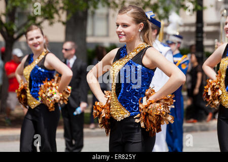 Giovani caucasici high school cheerleaders in parata - USA Foto Stock