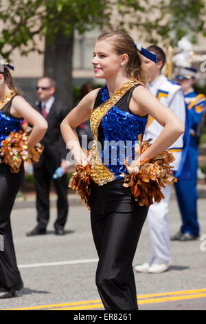 Giovani caucasici high school cheerleaders in parata - USA Foto Stock