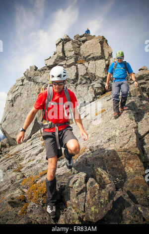 Tre gli alpinisti scendono dal vertice del Trio di picco. Foto Stock