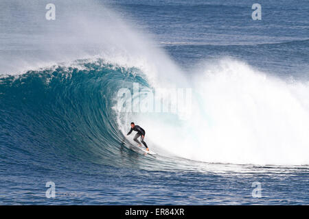 Surfer in sella ad una cava grande onda perfetta. Fuerteventura Isole Canarie Foto Stock