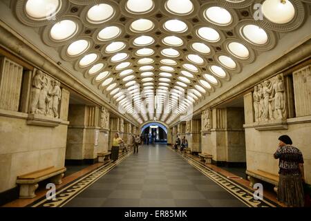 Mosca. 27 Maggio, 2015. La foto scattata il 27 Maggio 2015 mostra la Elektrozavodskaya la stazione della metropolitana di Mosca, Russia. Con grand lampadari, impronte, statue, mosaici foto e pareti di marmo, Mosca Metro è considerato uno dei più belli in metropolitane del mondo. © Jia Yuchen/Xinhua/Alamy Live News Foto Stock