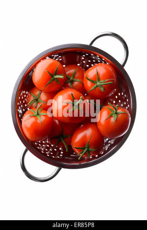 Frutta e ortaggi freschi pomodori rossi in un colino di acciaio, vista aerea, isolato su sfondo bianco Foto Stock