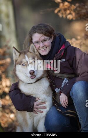 Donna e Siberian Husky Foto Stock