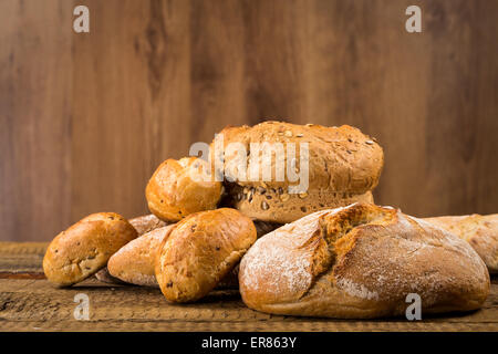 Close-up di pane tradizionale su un tavolo di legno Foto Stock