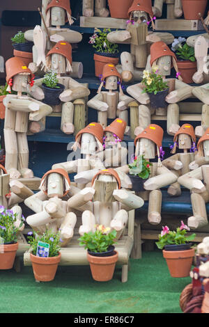 Vaso di fiori gli uomini giardino ornamenti per vendita a Weymouth nel Maggio Foto Stock