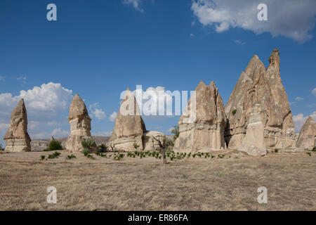 Le formazioni rocciose sul paesaggio arido contro il cielo blu Foto Stock