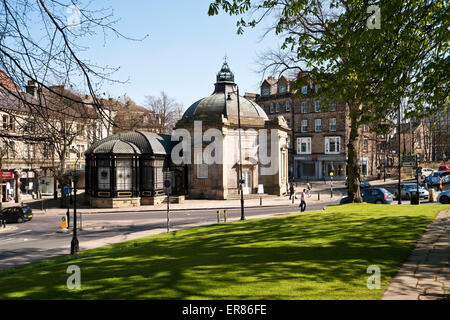 Royal Pump Rooms Museum esterno in primavera Crown Place Harrogate centro città North Yorkshire Inghilterra Regno Unito Gran Bretagna Foto Stock