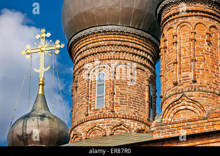 L'Ipotesi torri della cattedrale. Krutitskoe Podvorie, Mosca, Russia. Foto Stock