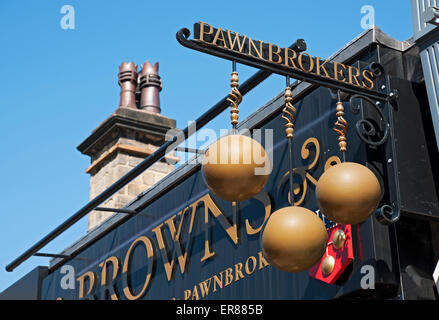 Primo piano della tradizionale segnaletica dei pewnbroker fuori dal negozio all'esterno del North Yorkshire Inghilterra Regno Unito Regno Unito Gran Bretagna Foto Stock