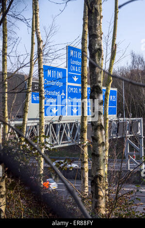 Indicazioni all'entrata a campana Tunnel comune sulla M25 autostrada, Epping, Essex, Inghilterra Foto Stock