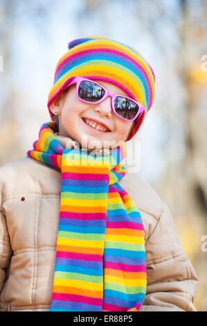 La ragazza di occhiali da sole nel parco di autunno Foto Stock