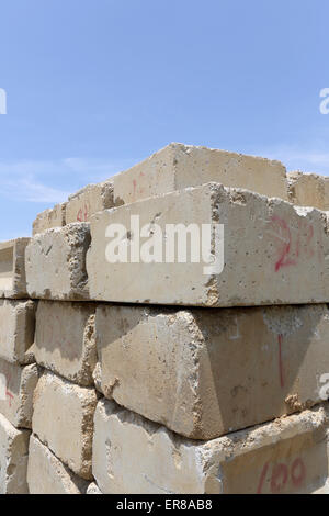 Pila di blocchi in calcestruzzo Foto Stock