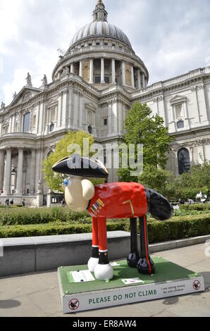 Shaun la pecora scultura replica, parte di Shaun nella città mostra di 50 Shauns collocati intorno a Londra nel maggio 2015 Foto Stock