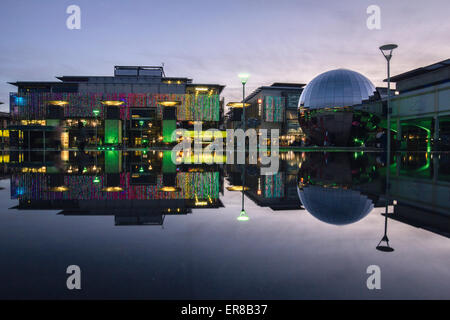 Bristol's Millennium Square riflessioni al tramonto, England Regno Unito Foto Stock