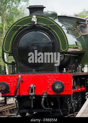 Rowsley,vicino a Matlock,Derbyshire,la Gran Bretagna. Il 27 maggio 2015.L'annata locomotiva a vapore Signore Phil è preparato per il servizio al picco di Ra Foto Stock