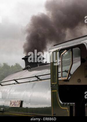 Il vintage locomotiva a vapore Signore Phil è preparato per il servizio al picco di rampa del patrimonio della stazione ferroviaria piattaforma. Matlock,Derbysh Foto Stock