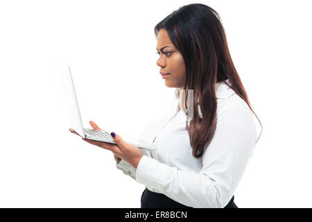 Felice afro american imprenditrice utilizzando computer portatile isolato su sfondo bianco Foto Stock