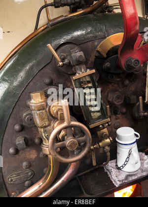 Comandi del vintage locomotiva a vapore Signore Phil al picco di rampa del patrimonio della stazione ferroviaria piattaforma.Matlock,Derbyshire,la Gran Bretagna. Foto Stock