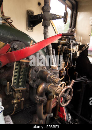 Rowsley,vicino a Matlock,Derbyshire,la Gran Bretagna. Il 27 maggio 2015.I comandi del vintage locomotiva a vapore Signore Phil al picco della rampa heritag Foto Stock