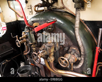 Rowsley,vicino a Matlock,Derbyshire,la Gran Bretagna. Il 27 maggio 2015.I comandi del vintage locomotiva a vapore Signore Phil al picco della rampa heritag Foto Stock