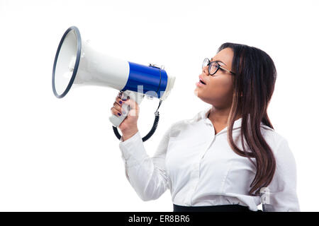 Imprenditrice africana urlando nel megafono isolato su uno sfondo bianco Foto Stock