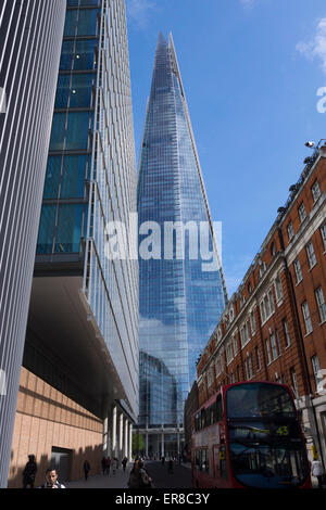 Una vista dello Shard (noto anche come Shard of Glass o Shard London Bridge) e un autobus a due piani su London Bridge Street, Londra, Inghilterra, Regno Unito Foto Stock