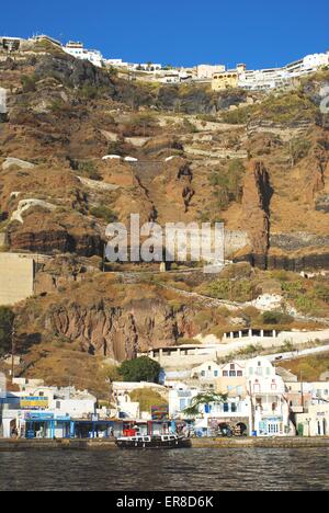 Sentiero a zigzag dal porto vecchio di Fira alla città di Fira in cima alle scogliere, Santorini, Grecia. Foto Stock
